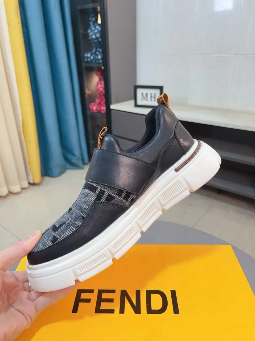 Men's shoes 💰400🌹🌹[FENDI] Fendi's classic and comfortable men's shoes, this complex sneaker is made of soft calfskin➕genuine leather lining➕original ultra-light rubber material with rough outsole. This unique light style is suitable for the casual and refined sensibility of this season. It is comfortable and natural on the feet. It is an everyday style for casual travel in autumn and winter! 38/44